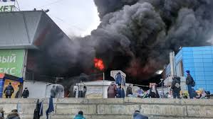 В ночь на 12 января во время пожара в жилом девятиэтажном доме на улице рассветной в екатеринбурге погибли восемь человек, в том числе ребёнок. V Ekaterinburge Silnyj Pozhar Gorit Uralmashevskij Rynok