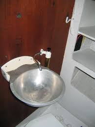 the folding sink in the head campismo