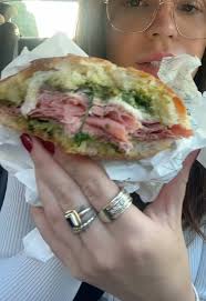 El enigma de la salivación al comer sándwiches