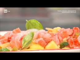 Teneri cubetti di polpo e di patate, una cascata di profumatissimo e fresco prezzemo. Pasta E Patate Di Mare E Sempre Mezzogiorno 05 01 2021 Youtube