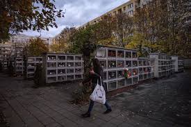 S mzd se nám podařilo dohodnout, že studenti, kteří se nemohou vrátit domů, mohou zůstat na kolejích. Czechs Reopen Elementary Schools For Youngest Kids In First Easing