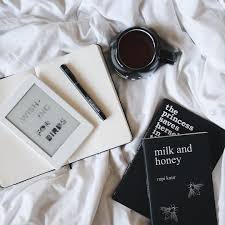 Milk And Honey The Princess Saves Herself In This One Livros De Poesia Milk And Honey The Princess Saves Herself In This One E Wishing For Birds Books Poetry Melinaso Dicas De Livros Livros De Poesia Livros