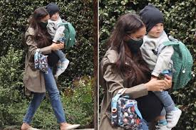 Meghan markle and prince harry shared their fourth image of their newborn son archie harrison. Pregnant Meghan Markle Archie Seen For First Time Since Harry Got Home