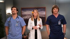 Meredith grey, fille d'un chirurgien très réputé, commence son internat de première année en médecine chirurgicale dans un hôpital de seattle. Regarder Grey S Anatomy Saison 15 Episode 25 En Streaming Betaseries Com