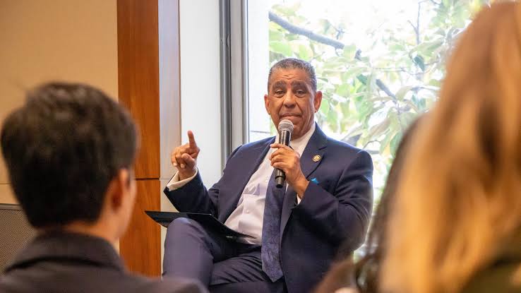 Adriano Espaillat rechaza presupuesto de Trump por recortes a salud