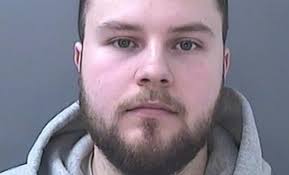 Dan cadena perpetua a policía que extorsionó sexualmente a más de 200 niñas  por Snapchat