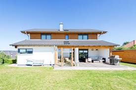 Ein entscheidender punkt ist der kostenvorteil. Holzhaus Mit Versetztem Pultdach Moderne Holzhauser Mit Rorei Bauen