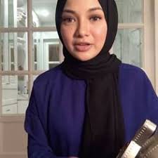 Gambar di atas menunjukkan kecomelan nora danish tetap terserlah walaupun tak ada solekan kat muka dia. 8 Ide Baju Untuk Dipakai Model Pakaian Hijab Model Pakaian Pakaian
