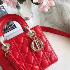 pin by fashion girl on a17022603 my lady dior dior迪奥首款可个性化的lady手提包 所采用的设计理念 运用dior lucky badges幸运徽章为这款经典手提包的肩背带作个性化装饰 缔造专属于自己 独一无二的lady dior手提包 尺寸介于三格与五格之间 开口设计改为