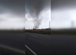 Close tornado startles residents in quebec. 3hyfvk9ewvtnkm
