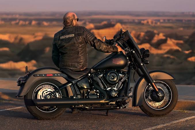 Harley-Davidson Deadwood: a stripped-down bobber