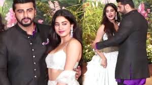 Arjun kapoor has now heaved a sigh of relief as sister anshula kapoor has been discharged from the hospital. Arjun Kapoor Being Protective Of Sister Jhanvi Kapoor At Sonam Kapoor Wedding Youtube