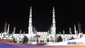 Pada malam hari, masjid ini bermandikan cahaya yang sangat terang benderang. Adab Masuk Masjid Nabawi Dan Ziarah Ke Makam Rasulullah