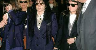 But, according to women's wear daily, in 1935, they hit a snag.there was a. Patrizia Reggiani Au Milieu Ses Deux Filles Alessandra A Gauche Et Allegra A Droite Et Son Compagnon Andrea Stramezzi Avaient Assiste Aux Obseques De Mau Purepeople