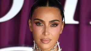 Kim Kardashian, 45 anni e zero limiti: il vestito pitonato che conquista  Londra