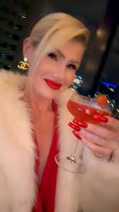 Serena Hampton's party messy bun still to this day is iconic 👏✨ xoxo