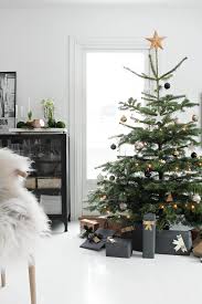 40+ easy to make christmas table centerpieces. 25 Non Traditional Christmas Decorating Ideas