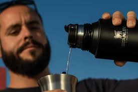 Garrafa e Copo Stanley em oferta na Amazon: descontos de até 27%