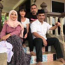 C g sekejap cinta yang terjalin c dari sebuah cerita g yang tak mungkin terlupa em terukir di hati d c dan tak mau pergi. Makmum Yang Paling Aku Cinta