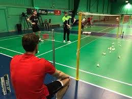 Jeder spieler hat so lange aufschlagrecht, wie er die ballwechsel gewinnt und punkte sammelt. Badminton England Head Coach Turned Service Judge England S Pete Jeffrey Has Been Putting The Bwfs New Service Rule Measurement Tool Through Its Paces With His Squad 1 15 Metres Matters More Now