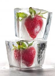 Ice Cube With Strawberry Frozen In Middle What A Pretty Drink This Will Make Lebensmittel Essen Getranke Rezepte Sommer Drinks