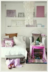 Si la superficie de votre salon est peu élevée et que vous souhaitez faire un décor cosy, le canapé d'angle est un modèle parfait pour cela. Inspiration Deco Un Joli Petit Salon Indien Et Romantique A Voir