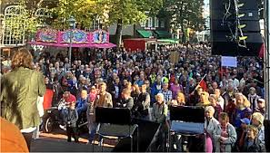 Telefon 04121 / 231 375; Die Demokratie Ruft Und Viele Sind Gekommen Knechtsche Hallen Elmshorn