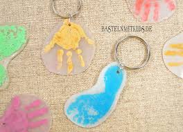 Geschirrtuch mit handabdruck für oma opa geschenke ideen. Schlusselanhanger Basteln Mit Kindern Schlusselanhanger Basteln Geschenke Basteln Mit Kindern Weihnachten Geschenke Basteln Mit Kindern