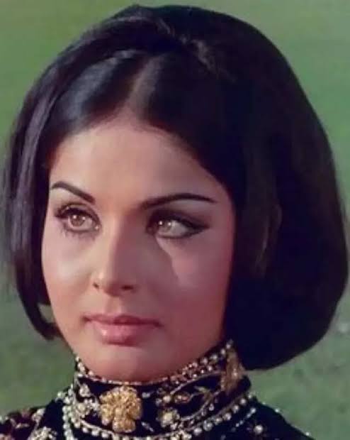 ETimesTrendsetters: Rakhee Gulzar, the old-world mystique beauty and epitome of grace | Photogallery - ETimes