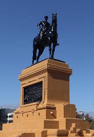 Baquedano parece compartir los mismos intereses que su querido corcel, se unen en gustos e intereses. A Seis Meses Del Estallido Social Estatua De Plaza Baquedano Vuelve A Ser Pintada