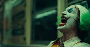 أبرز لقطات حفل بافتا bafta 2020: Ø®ÙˆØ§ÙƒÙŠÙ† ÙÙŠÙ†ÙŠÙƒØ³ Ø´Ø§Ù‡Ø¯ Ù†ÙˆØ¨Ø§Øª Ø¶Ø­Ùƒ Ù…Ø±Ø¶ÙŠØ© Ù„Ù€Ù…Ø³Ø§Ø¹Ø¯ØªÙ‡ Ø¨ÙÙŠÙ„Ù… Joker Ø§Ø¹Ø±Ù Ø§Ù„Ø­ÙƒØ§ÙŠØ© Ø§Ù„ÙŠÙˆÙ… Ø§Ù„Ø³Ø§Ø¨Ø¹
