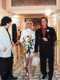 Elegante und exklusive ballmode und abendmode von terani couture, jora collection, tomy cocktail, alexia designs und venus fashion werden der festbesucherin, die dem vorbild der stars am roten teppich folgt, angeboten. Carmen Geiss Hochzeit Mit Robert In Strapsen Und Dessous Stern De