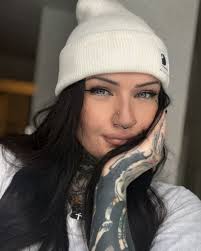 Taking tattoo photos at a convention is a new personal hell. But tattooing  this crown of thorns