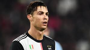 Cristiano ronaldo 12 ans de carrière 12 ans de coupes de cheveux et les portugais ont bien chambré ronaldo ronaldo a fêté sa 4e victoire en ligue des une coupe de cheveux bien connue de ronaldo coupe du monde 2014 il arbore un trait rasé certains parlent d'un hommage à la cicatrice d'un jeune. Juventus Cristiano Ronaldo Arbore Un Nouveau Look Capillaire Tres Surprenant Video Le Soir