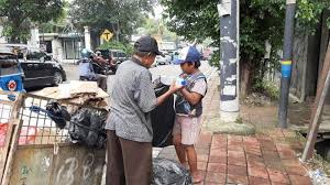 Upah atau gaji tukang sapu berapa ? Bawa Cucu Saat Menjadi Tukang Sampah Harianto Berharap Miliki Sepeda Motor Bekas Tribun Jakarta