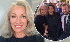 Jane seymour on the sydney, australia set of her upcoming film 'ruby's choice' on july 28, 2020 mega. Jane Seymour Wears A Grey Wig As She Returns To The Set Of The Kominsky Method Daily Mail Online