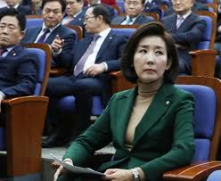 She is a member of the conservative united future party, which is the main opposition party, formerly called the liberty korea party, grand national party and saenuri party. ë‚˜ê²½ì› í›„ìž„ ì‹ ì„ í•œ ì¸ë¬¼ì´ ì—†ë„¤ ì˜ë‚¨ ë‹¤ì„ ì— ë„ë¡œ ì¹œë°•ê¹Œì§€ í•œê²½ë‹·ì»´