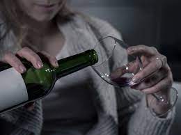 Ab wann ist man Alkoholiker? Daran merkst du es | Wunderweib