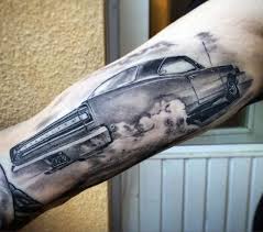 70 Auto Tattoos Fur Manner Coole Automotive Design Ideen Mann Stil Tattoo In 2020 Car Tattoos Tattoos For Guys Body Art Tattoos