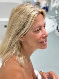 Pour le fun, cette série dans une belle salle de bain style Art Décor  quelque part en Bretagne où l'on est venus chercher un peu de douceur. En  vacances, je me maquille