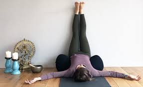 Yoga Recetesi Viparita Karani Ile Stresi Hafifletin Sinem Er Yoga