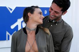 The catfish star, 24, and her older sibling, 27. Mtv Star Nev Schulman Er Ist Papa Geworden Gala De