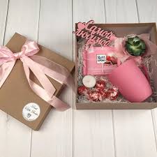 что подарить женщине на день рождения 100 к 1 Zhenshina Chelovek Ochen Emocionalnyj Ona Vsegda Budet S Tem Kto Sozdayot Ej Horoshee Nas Personalised Gifts Diy Personalized Gift Baskets Diy Christmas Gifts