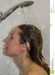 Junges Schönes Mädchen Mit Dem Langen Haar, Nackt, Eine Dusche Nehmend Und  Waschen Ihren Kopf Stockfoto - Bild von mädchen, attraktiv: 86686574