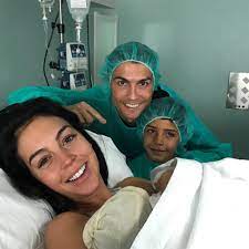 Deux Jours Apres Son Accouchement La Compagne De Cristiano Ronaldo A Deja Retrouve La Ligne Elle