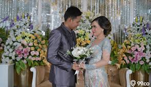 Kerah yang terikat oleh dasi, membuat leher kemejaku sedikit tercekik. 8 Tips Tata Letak Dekorasi Lamaran Di Rumah Jadikan Lebih Berkesan