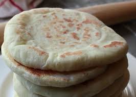 Tambien Lo Llaman Pan Arabe Y Es Ideal Para Acompanar Picadas O Para Hacer Sandwiches Te Mostramos L Pan Pita Casero Como Hacer Pan Pita Recetas Con Pan Pita
