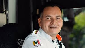 Abel Campos, con 15 años emprendiendo en la carrera Quinta, celebra la  renovación de su entorno. 🛣️ Desde mañana en la tarde se habilita la  calzada ascendente entre calles 15 y 18,