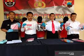 Pekerjaan yang menghasilkan barang adalah pekerjaan atau profesi yang dalam kegiatannya membuat atau mengolah sesuatu yang mana hasilnya tampak berupa barang dan dapat dijadikan uang. Begini Cara Pencuri Tarik Uang Dari Atm Tanpa Tabungan Berkurang Antara Jateng