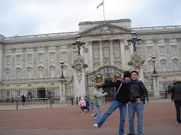Tempat menarik yang setersunya ialah wembley stadium yang merupakan stadium bola ikonik di london. Jalan Jalan Di London